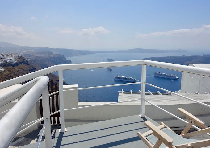 Vista desde una terraza privada en Santorini Mansion en Imerovigli