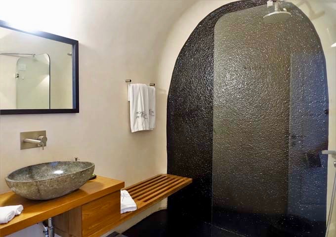 El baño principal tiene lavabo de piedra y ducha de efecto lluvia.