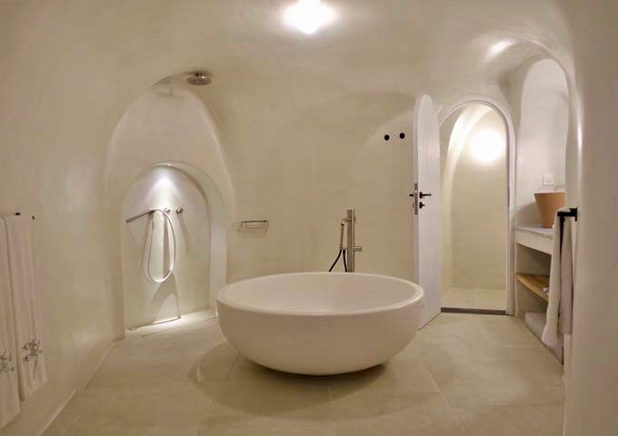 El increíble baño principal tiene una bañera redonda de gran tamaño.