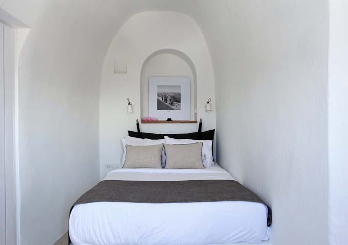 El segundo dormitorio es pequeño y de estilo cueva.