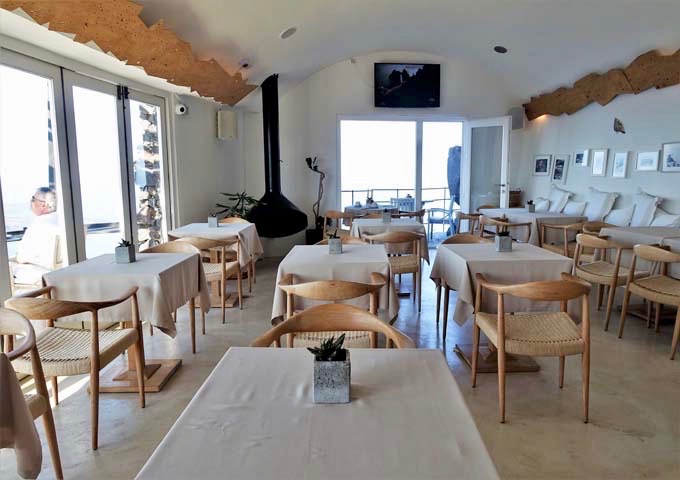 El restaurante ofrece muchos asientos en el interior.