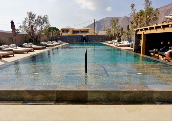 La piscina del Istoria Hotel en Santorini.