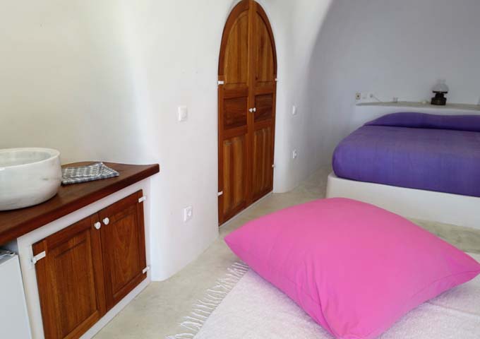 El segundo dormitorio más pequeño tiene un fregadero, minibar y nevera.