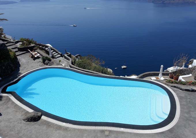 La piscina principal tiene un borde infinito y hermosas vistas de la caldera.
