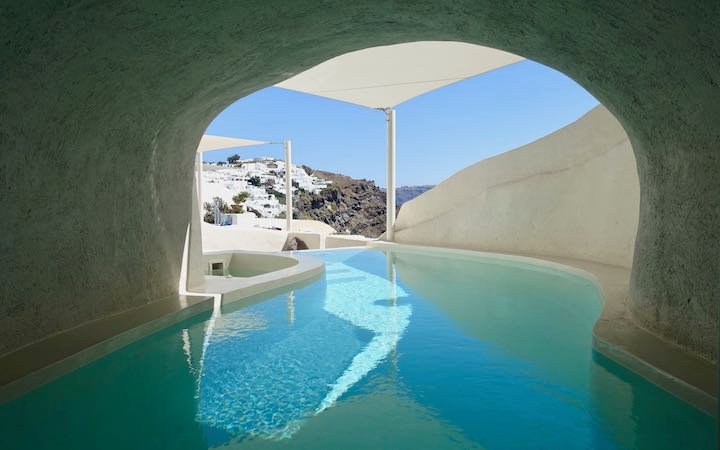 Una piscina de la cueva en el hotel Mystique en Oia