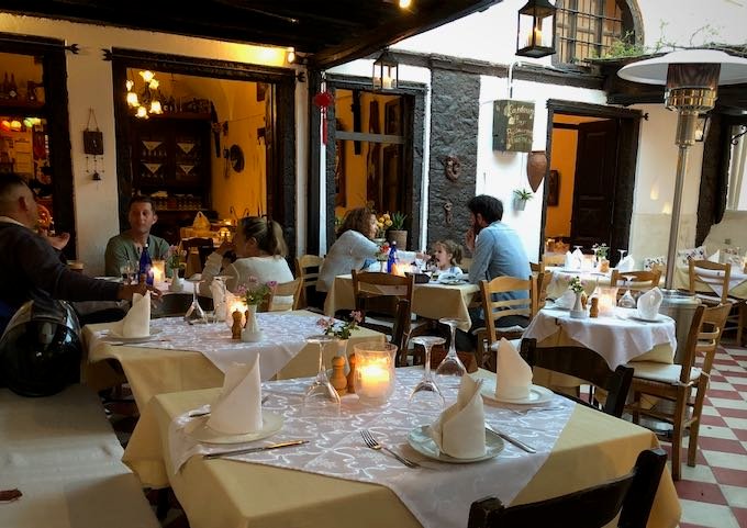 Cenas en un restaurante a la luz de las velas en Santorini