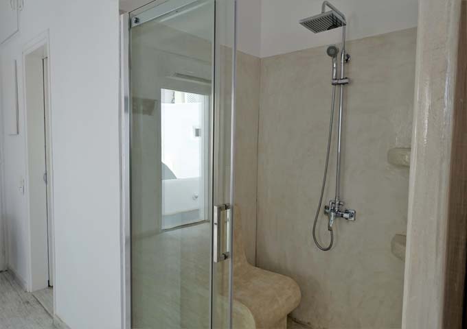 La ducha de cristal es una característica única de la villa.