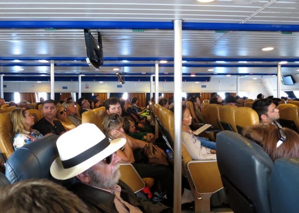 Asientos a bordo de un ferry SeaJet. 