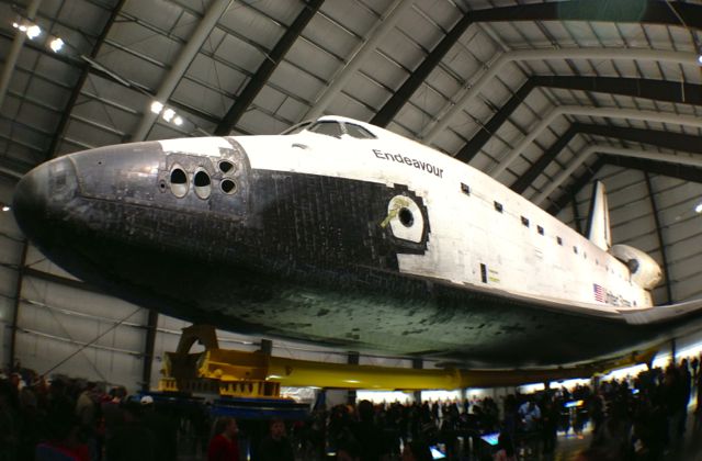 Exposición del transbordador espacial Endeavour en el Museo de Ciencias de California. 