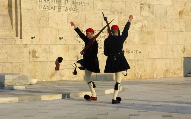 El cambio de guardia en los edificios del Parlamento griego en la plaza Syntagma. 