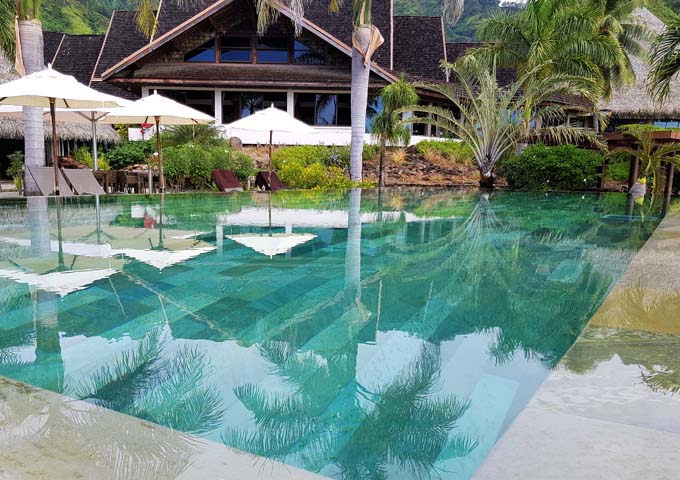 Las piscinas tienen bordes infinitos en el InterContinental Moorea Resort & Spa, ideal para familias.