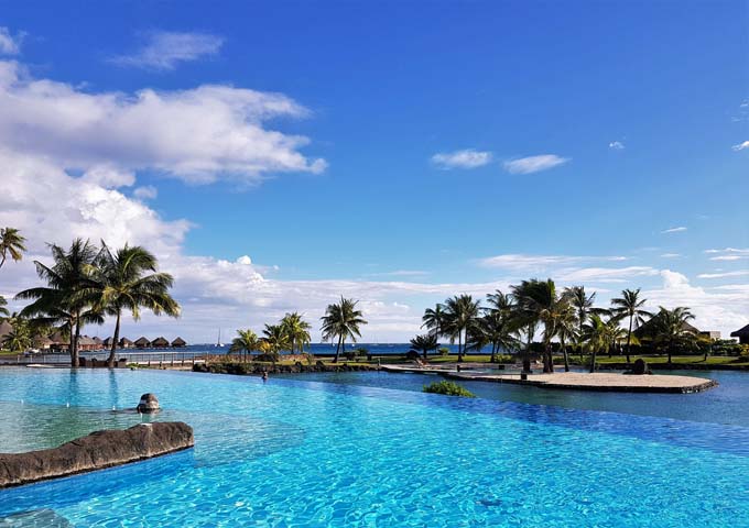 La piscina principal estilo laguna del InterContinental Tahiti Resort & Spa, apto para niños.