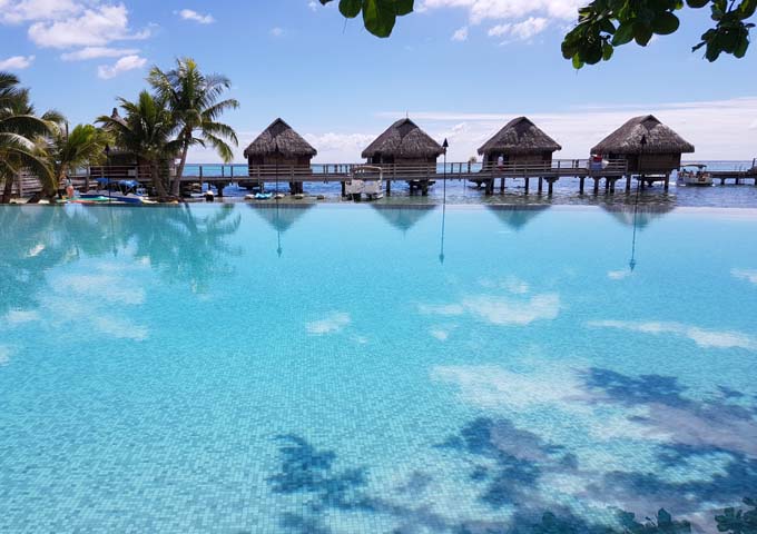 Bungalows sobre el agua y piscina en Manava Beach Resort & Spa, ideal para familias.
