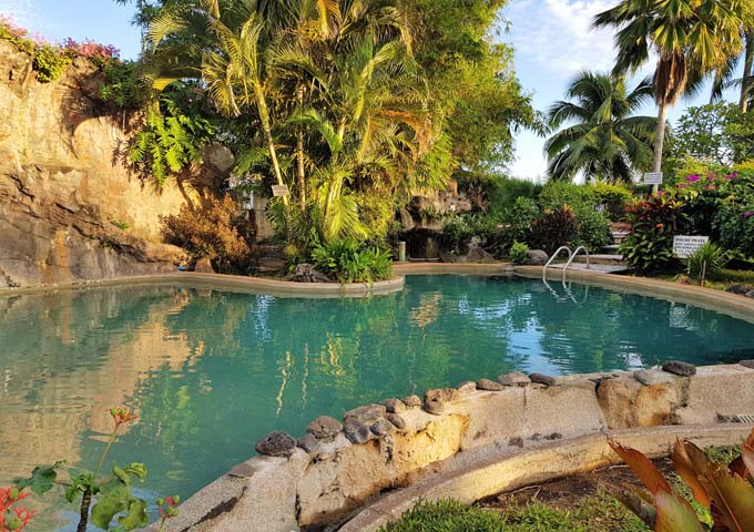 Piscina con ambiente tropical en el Royal Tahitien Hôtel, ideal para familias.