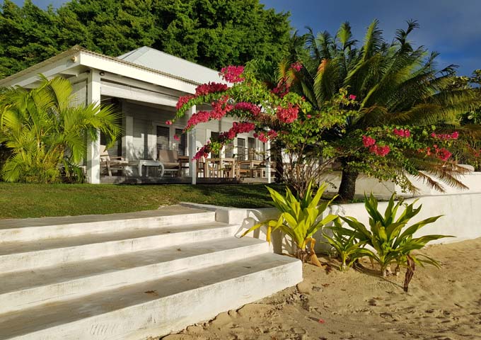 Los bungalows están ubicados entre exuberantes jardines tropicales en Moorea Beach Lodge.
