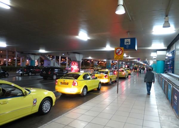 La cola de taxis en el aeropuerto de Atenas. Los taxis desde el aeropuerto de Atenas al Pireo cuestan unos 50 €.