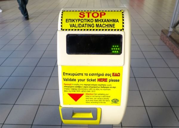 Máquina de validación de billetes en la estación de metro.
