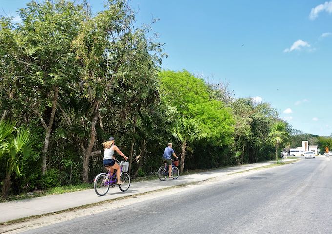 El camino compartido para bicicletas / peatones en la carretera de la playa en Tulum