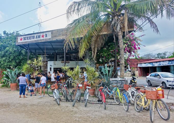 Bicicletas estacionadas en Burrito Amor en el pueblo de Tulum.