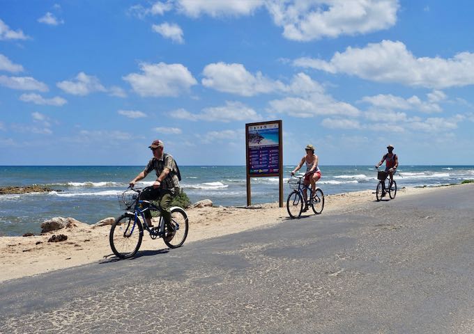 Carril bici a lo largo de la playa Mirador en Tulum