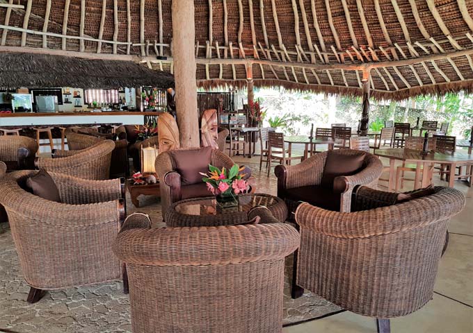 El restaurante está cerca del Paradise Cove Resort y es elegante.