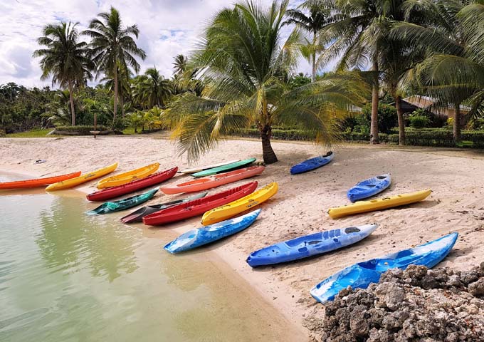 Hacer kayak para explorar la laguna y los islotes deshabitados es muy popular.