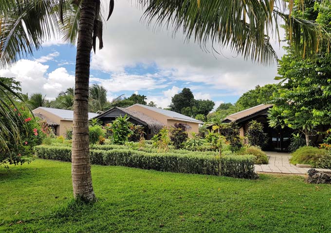 Los bungalows están ubicados frente a jardines tropicales.