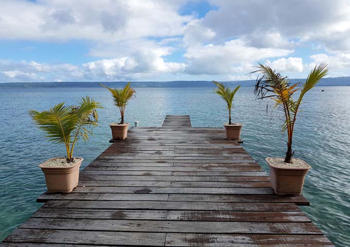 Muelle que se adentra en la hermosa bahía de Vanuatu