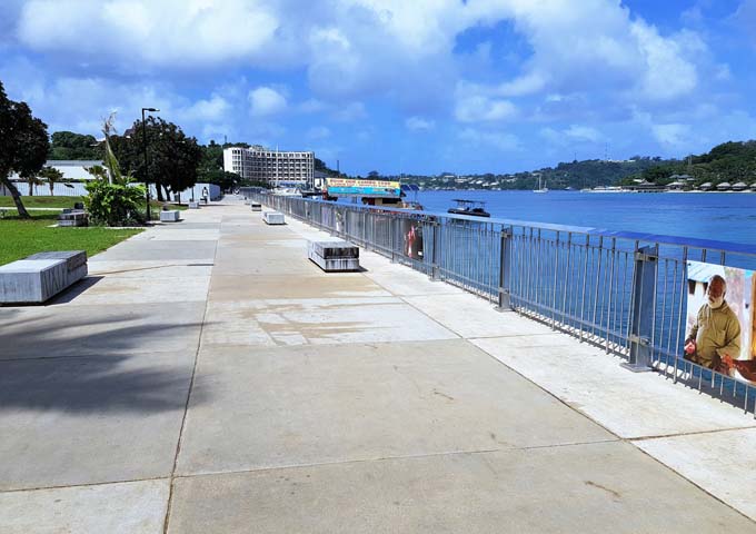 El centro de Port Vila cuenta con un largo camino.