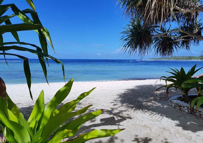La playa de la península de Pango está a 4 km del albergue.