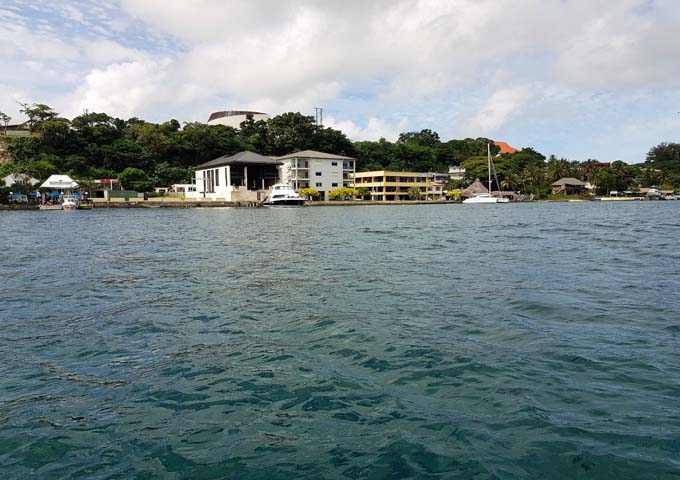 Port Vila se encuentra a lo largo de un puerto pintoresco.