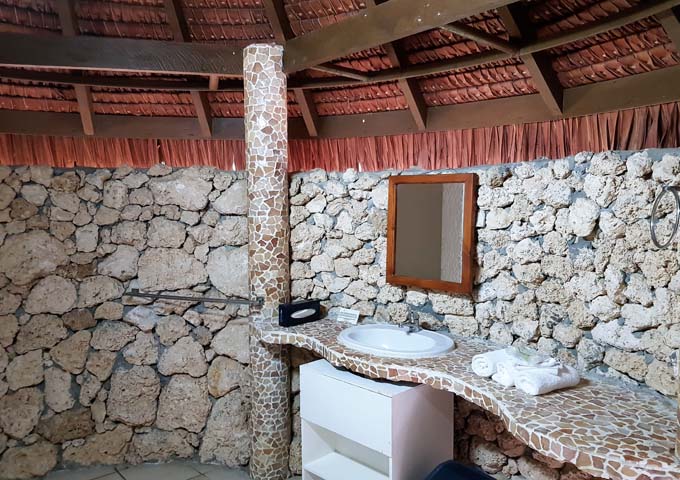 Los inusuales pero atractivos baños están hechos de piedra.