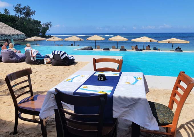 Breakas Bar & Restaurant tiene buenas vistas a la piscina, la playa y el mar.