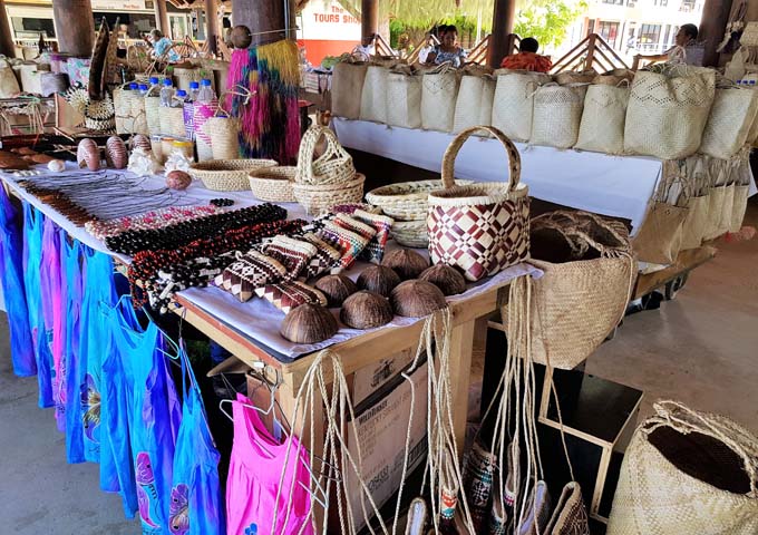 El mercado de souvenirs de Port Vila es una visita obligada.