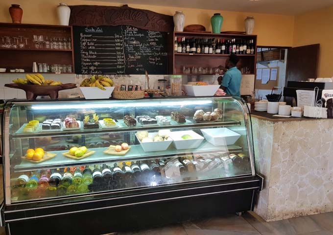 Café Vila sirve comida europea junto con cafés y tapas.