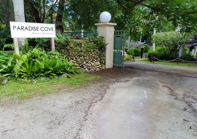 Paradise Cove Resort al lado tiene un restaurante y un bar.