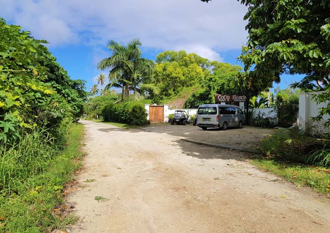 El complejo está situado en la península de Pango, a 8 km de Port Vila.