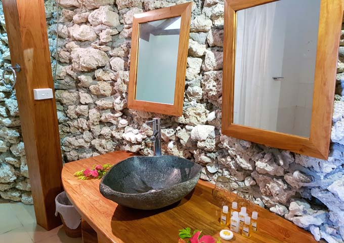 Los baños con paredes de piedra son muy atractivos.