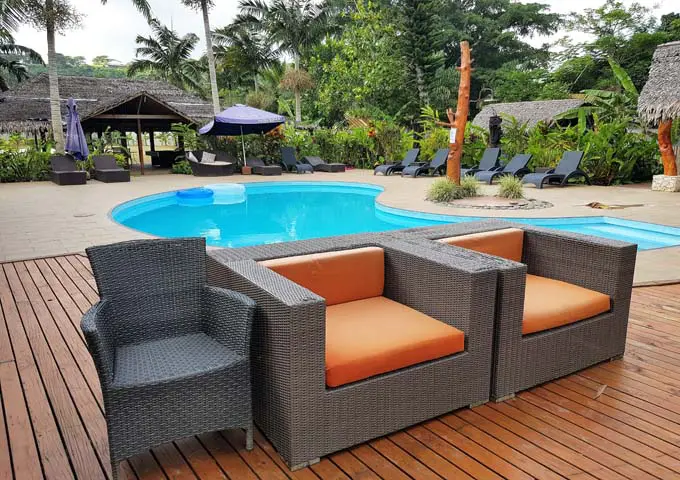 La piscina es atractiva con sus vistas y su terraza de madera.