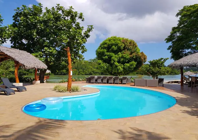 La piscina es muy pequeña para el número de huéspedes de la propiedad.