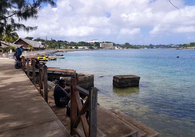 Port Vila se encuentra junto al puerto.
