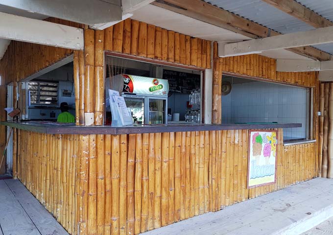 El bar cafetería Calypso Beach sirve bebidas y helados.