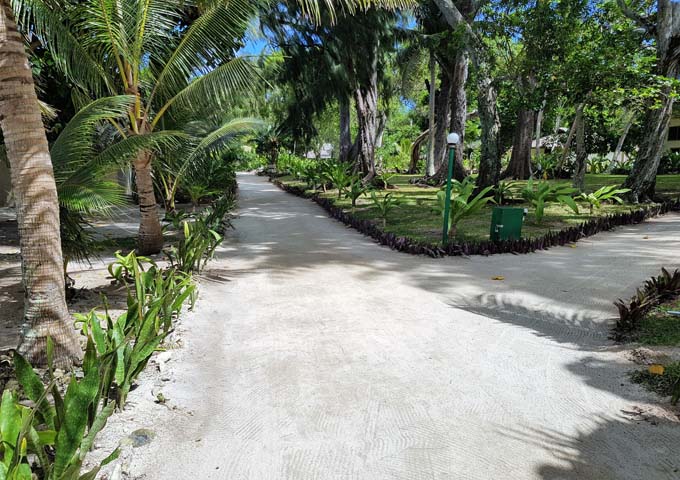 El complejo cuenta con senderos de arena y exuberantes jardines.
