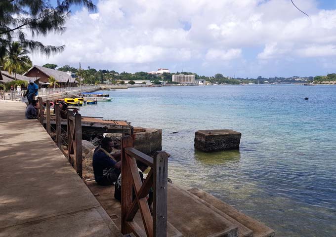 Port Vila se encuentra justo en el puerto.