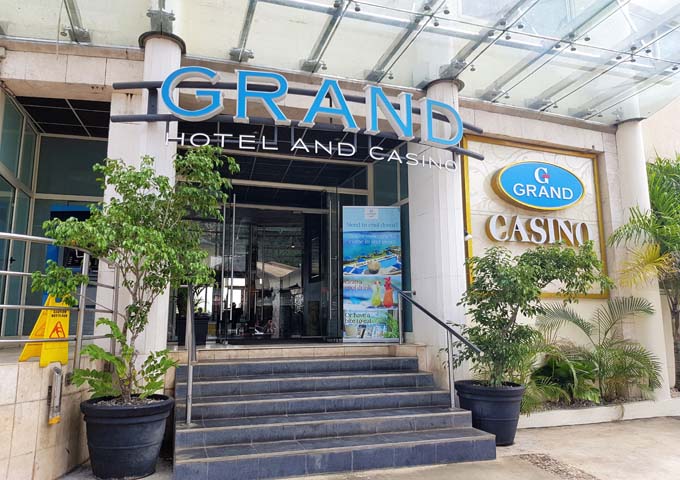 El hotel está situado en la calle principal y también cuenta con un casino.