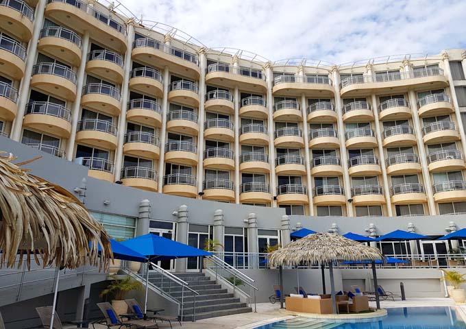 El hotel presenta un diseño de estilo resort de playa.