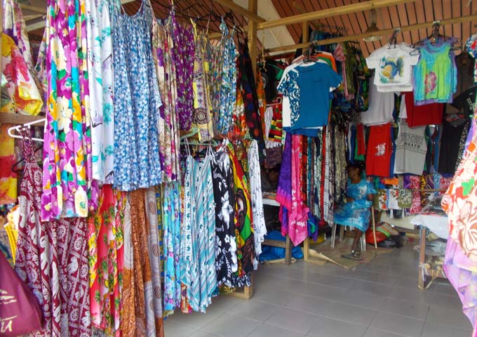 El mercado de productos agrícolas también cuenta con puestos de ropa y souvenirs.