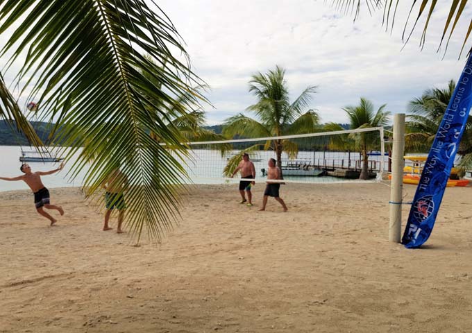 Las familias pueden disfrutar de actividades como voleibol de playa.
