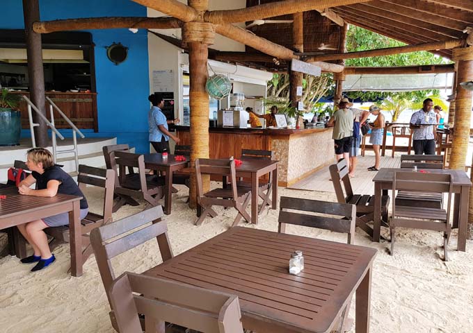 El restaurante cuenta con mesas en la arena.
