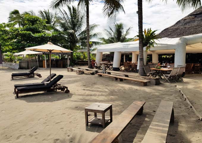 Ambiente tropical en The Beach Bar en el continente.